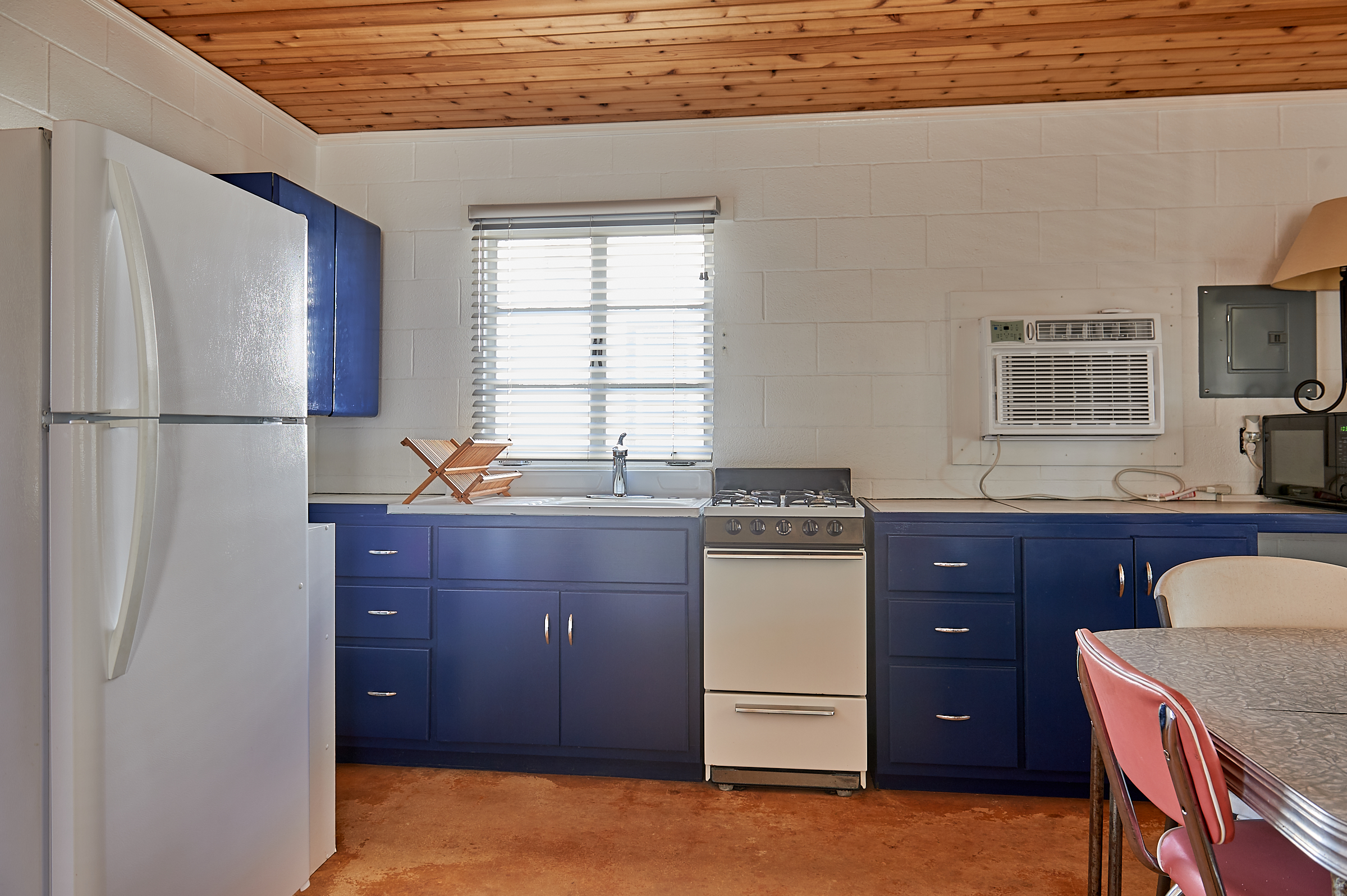 Beachcomber Packsaddle Mountain Cabin Kitchen