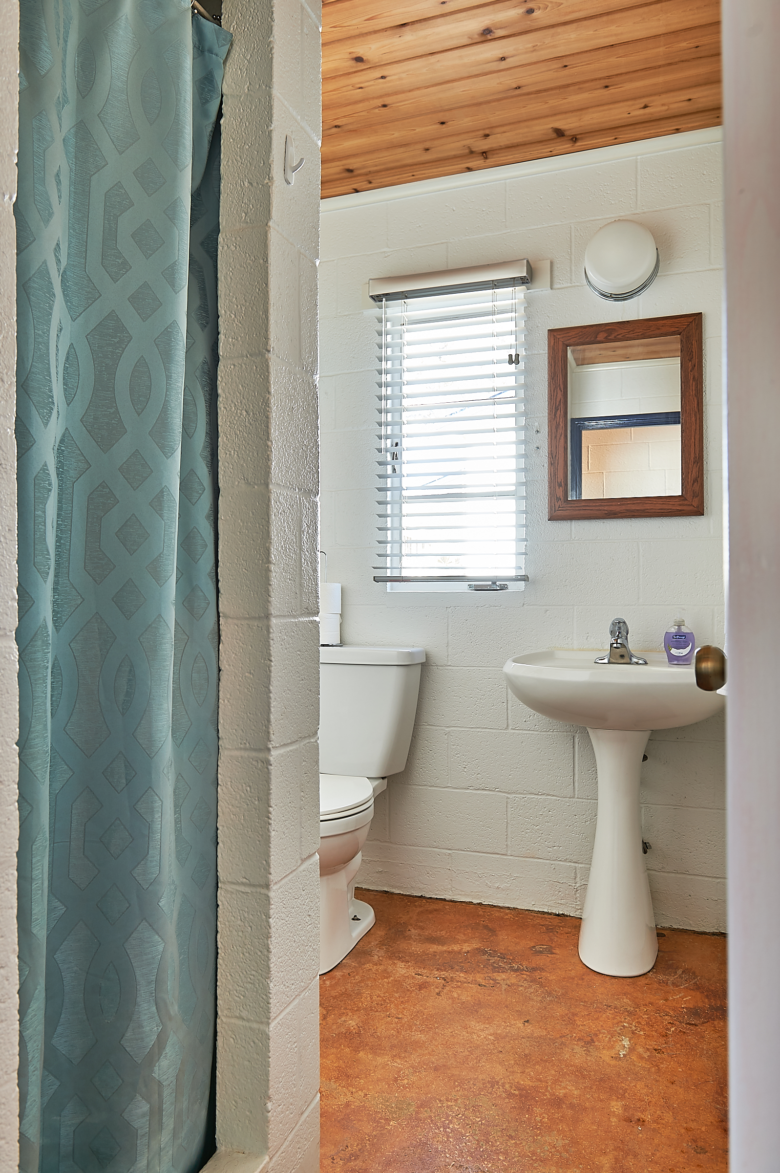 Packsaddle Mountain Cabin Bathroom